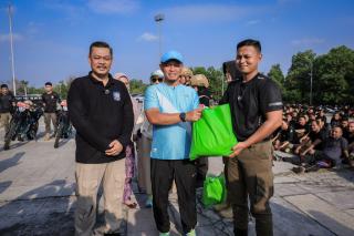 Wali Kota Pekanbaru Salurkan Sembako dan Bantuan Tunai kepada Pegawai Pemko