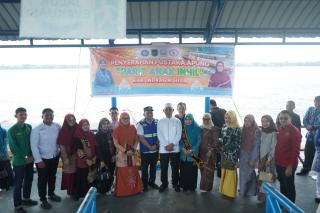 Bupati Herman dan Bunda Literasi Inhil Terima Bantuan Pustaka Apung "Parit Anak Inhil"