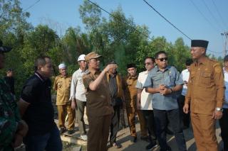 Bupati Herman Tinjau Korban Abrasi di Tanah Merah