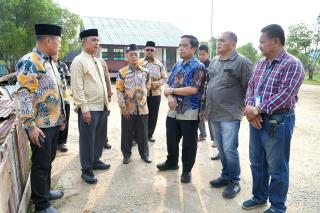 Bupati Herman Tinjau Revitalisasi SDN 005 Pulau Burung