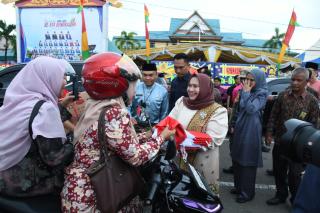 Kasmarni dan Bagus Santoso Turun ke Jalan Bagikan Bendera Merah Putih Jelang HUT RI
