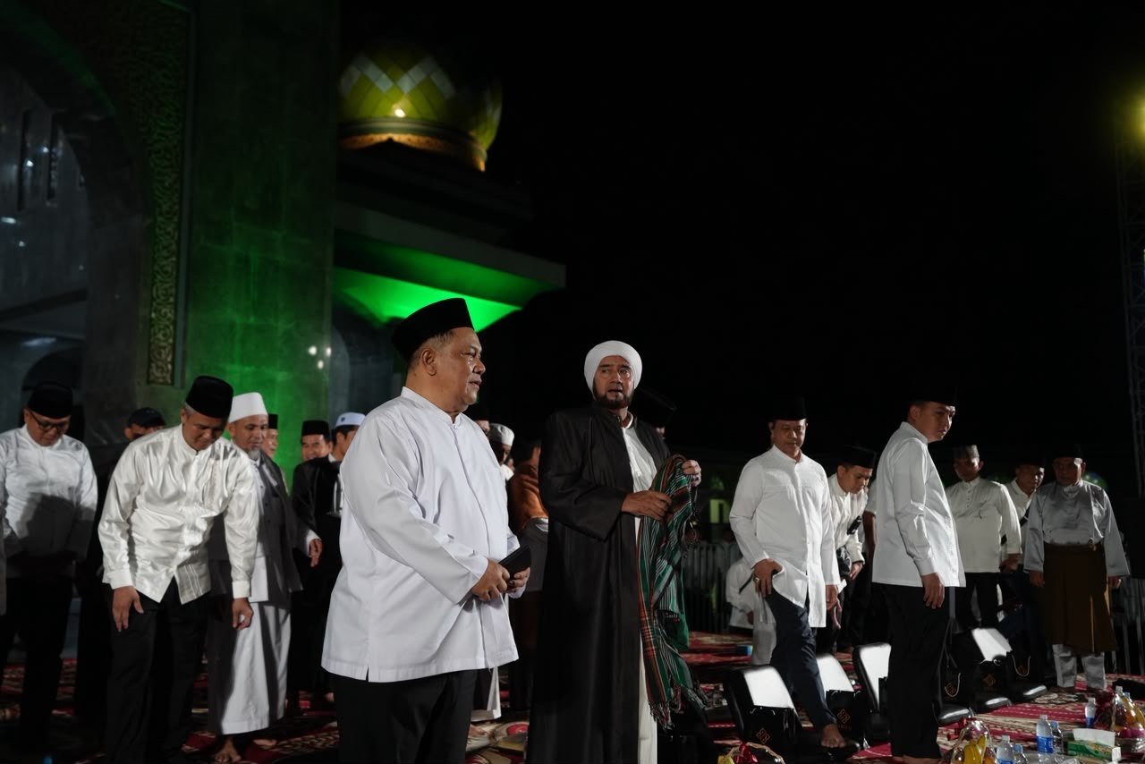 Masjid Raya Annur Dipenuhi Jemaah, Shalawat dan Doa Iringi Hari Jadi Riau