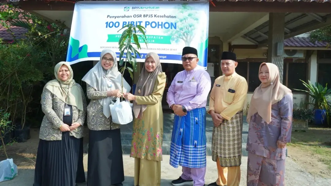 Wabup Inhil Terima 100 Bibit Pohon dari BPJS Kesehatan untuk Perkuat Program Penghijauan