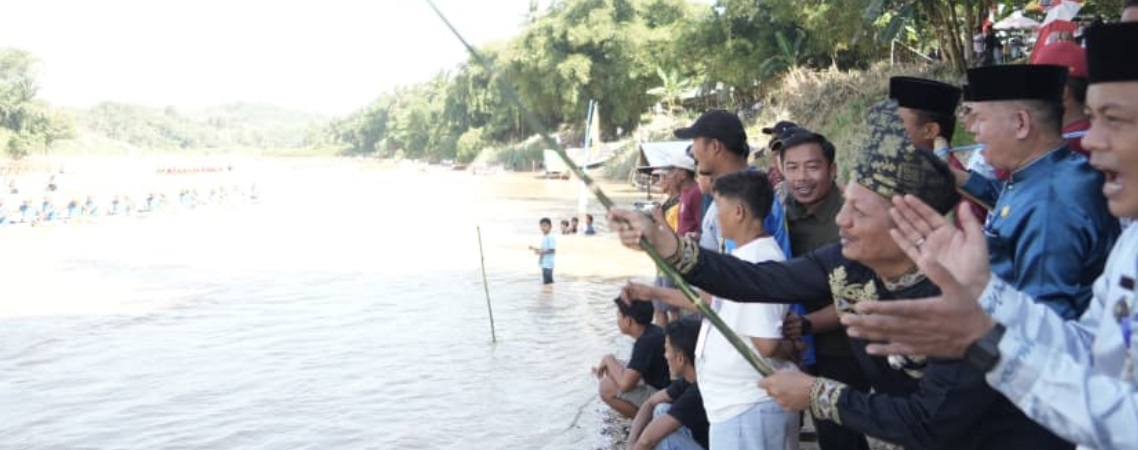 Ribuan Warga Padati Tepian Sungai Kuantan, Plt Bupati Lepas Pacu Jalur Mini IPPA