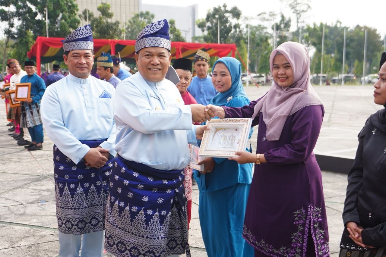 Pemprov Riau Beri Penghargaan ASN, UMKM hingga Wajib Pajak Patuh