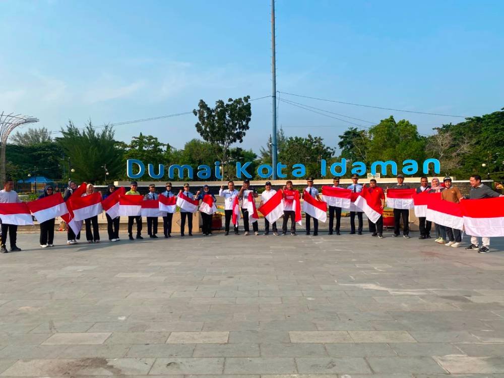 Semarak HUT ke-81 RI, Kesbangpol Dumai Bagikan 3.700 Bendera Merah Putih