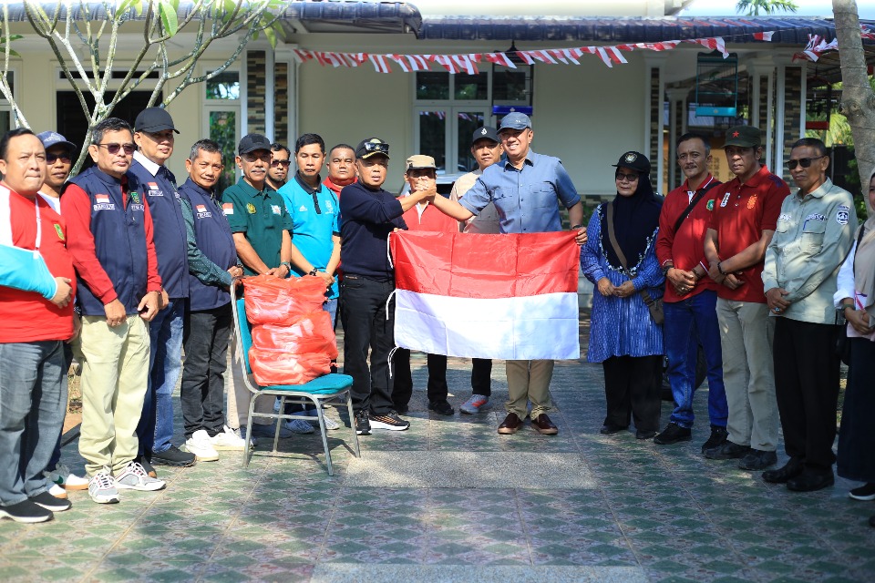 Sambut HUT ke-81 RI, Pemkab Meranti Bagikan 1.000 Bendera Merah Putih
