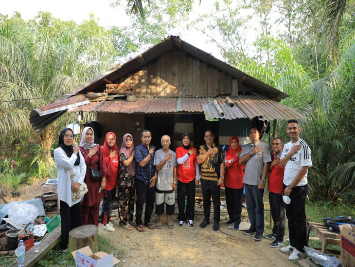 LKKS Kampar Salurkan Bantuan Perlengkapan Rumah Tangga untuk Warga Kurang Mampu