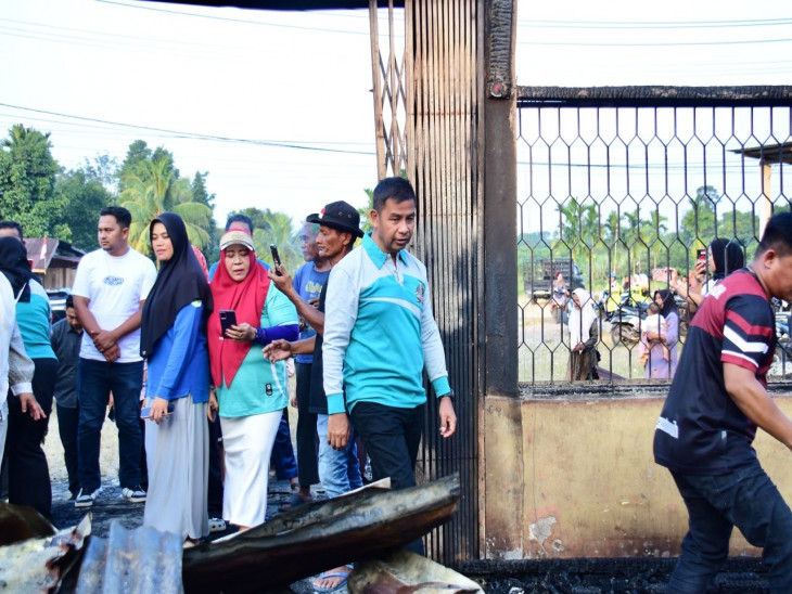 Mata Berkaca-kaca, Bupati Kampar Tinjau Korban Kebakaran di Silam