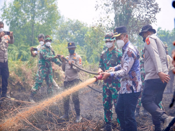 Bupati Kampar Turun Langsung Padamkan Karhutla di Rimbo Panjang