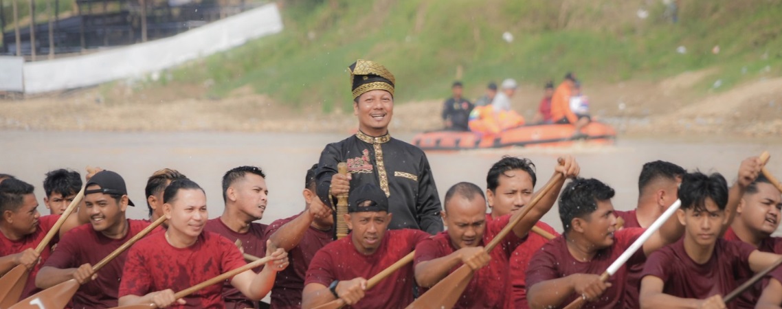 Ikut Jadi Timboruang, Plt Bupati Muklisin Bawa Setda Kuansing Raih Runner Up Pacu Jalur Eksibisi