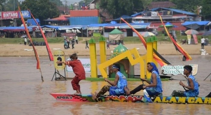 Jalur Alam Cahayo Tuah Nagori Raih Gelar Juara Pacu Jalur 2026