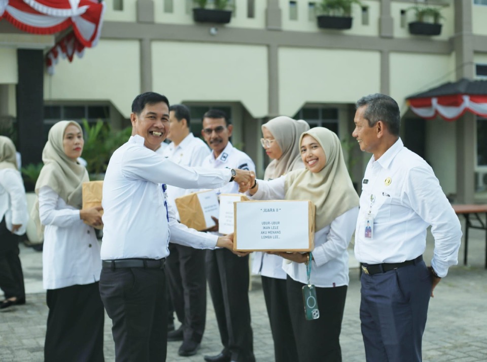 Semarak HUT ke-81 RI di Meranti, Sekda Serahkan Hadiah bagi Para Pemenang Lomba