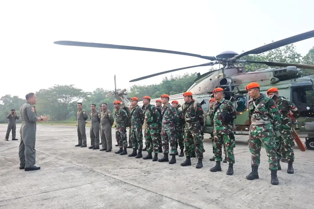 Tak Bisa Dijangkau Jalur Darat, 13 Prajurit Kopasgat Diterjunkan ke Titik Karhutla Kerumutan