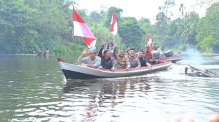 Ekspedisi Merah Putih Polda Riau Bagikan 180 Bendera dan Bantuan untuk Suku Talang Mamak