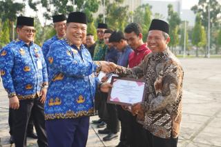 Plt Gubri Beri Penghargaan kepada 10 Koperasi Berprestasi di Riau