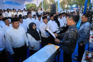 Wako Kukuhkan 202 Ketua RT/RW Tenayan Raya, Siapkan Retreat Perkuat Kepemimpinan
