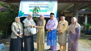 Wabup Inhil Terima 100 Bibit Pohon dari BPJS Kesehatan untuk Perkuat Program Penghijauan