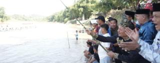 Ribuan Warga Padati Tepian Sungai Kuantan, Plt Bupati Lepas Pacu Jalur Mini IPPA