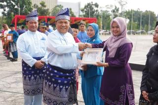 Pemprov Riau Beri Penghargaan ASN, UMKM hingga Wajib Pajak Patuh