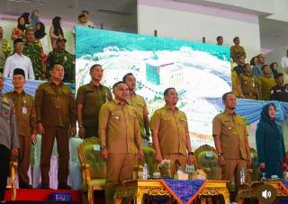 Wali Kota Pekanbaru Lantik RT/RW Marpoyan Damai, Minta Aktif Laporkan Jalan Rusak