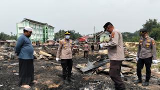 Polsek Kampar Kiri Bantu Pesantren Korban Kebakaran, Salurkan Logistik dan Bersihkan Puing