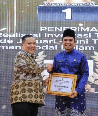 Lampaui Target Nasional, Pekanbaru Raih Peringkat I Riau Investment Award 2026