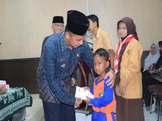 Bupati Kampar Salurkan Zakat Pendidikan untuk 90 Pelajar, Dorong Generasi Cerdas Raih Cita-cita