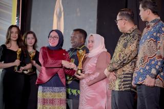Bupati Kasmarni Raih Penghargaan Bakti Koperasi Nayaka Mahambara 2026