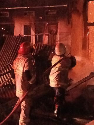Rumah Dua Lantai di Jalan Dirgantara Pekanbaru Ludes Terbakar