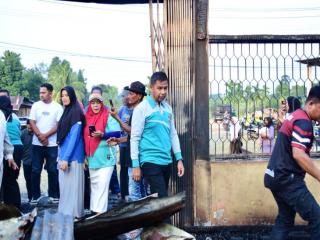 Mata Berkaca-kaca, Bupati Kampar Tinjau Korban Kebakaran di Silam