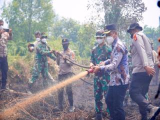 Bupati Kampar Turun Langsung Padamkan Karhutla di Rimbo Panjang