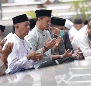 Pekanbaru Dilanda Kabut Asap, Wali Kota Agung Nugroho dan Warga Gelar Salat Istisqa