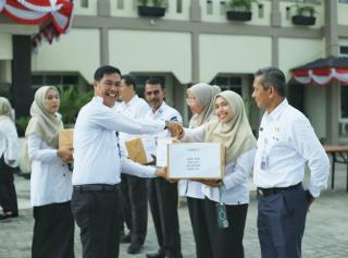Semarak HUT ke-81 RI di Meranti, Sekda Serahkan Hadiah bagi Para Pemenang Lomba