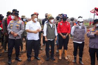 Menhut dan Plt Gubri Tinjau Pendinginan Karhutla Gambut di Kerumutan