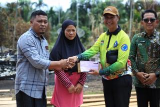 Sekda Meranti Serahkan Bantuan Rp69,4 Juta untuk Guru Korban Kebakaran