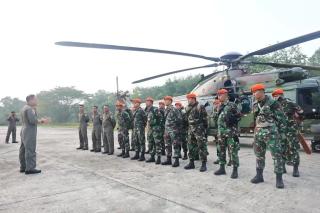 Tak Bisa Dijangkau Jalur Darat, 13 Prajurit Kopasgat Diterjunkan ke Titik Karhutla Kerumutan