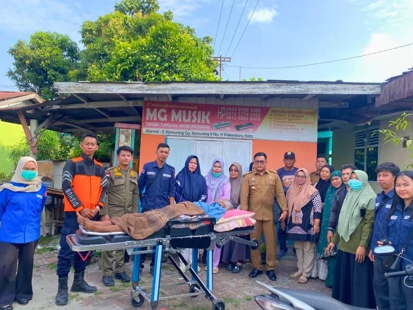 Hidup Seorang Diri dan Tak Mampu Berjalan, Lansia Sakit Dievakuasi Tim TRC 112 Pekanbaru