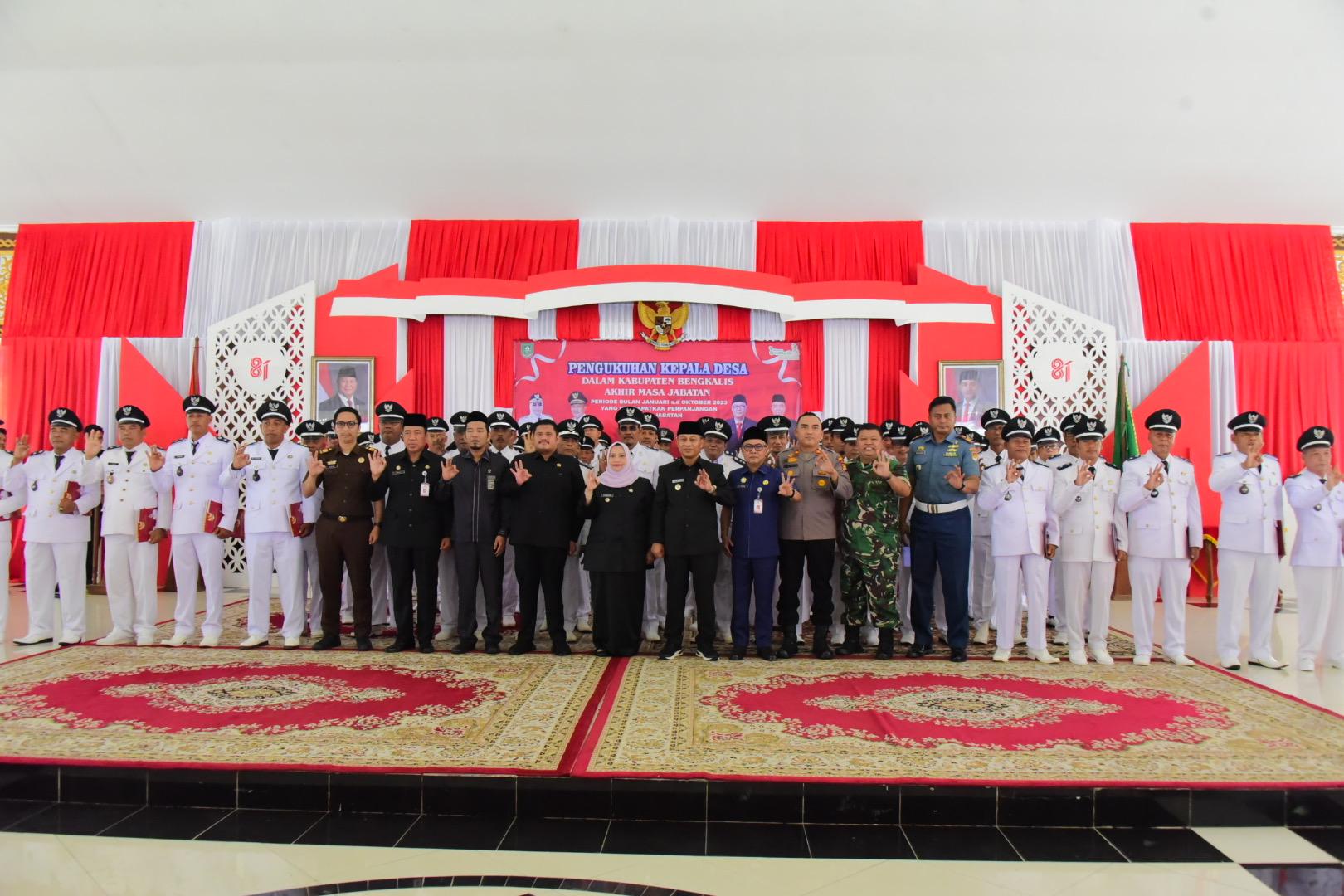 Kukuhkan 75 Kades, Kasmarni Tegaskan Perpanjangan Jabatan Bukan untuk Disalahgunakan