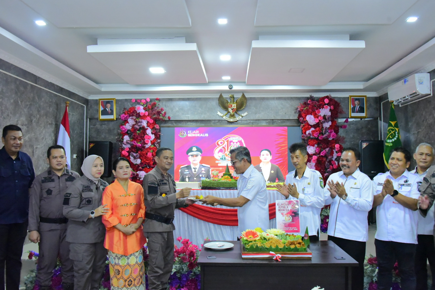 Hari Lahir Kejaksaan ke-81, Pemkab Bengkalis Beri Kejutan dan Tumpeng untuk Kejari