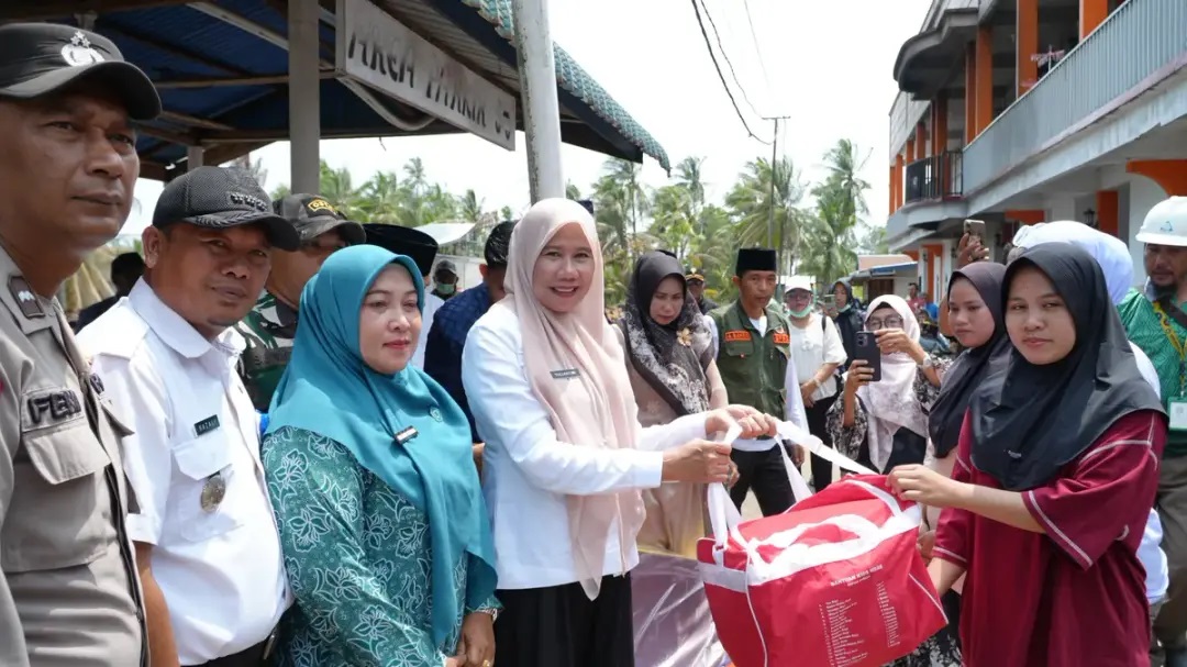 Plh Bupati Inhil Serahkan Bantuan untuk Warga Terdampak Kebakaran Pulau Burung