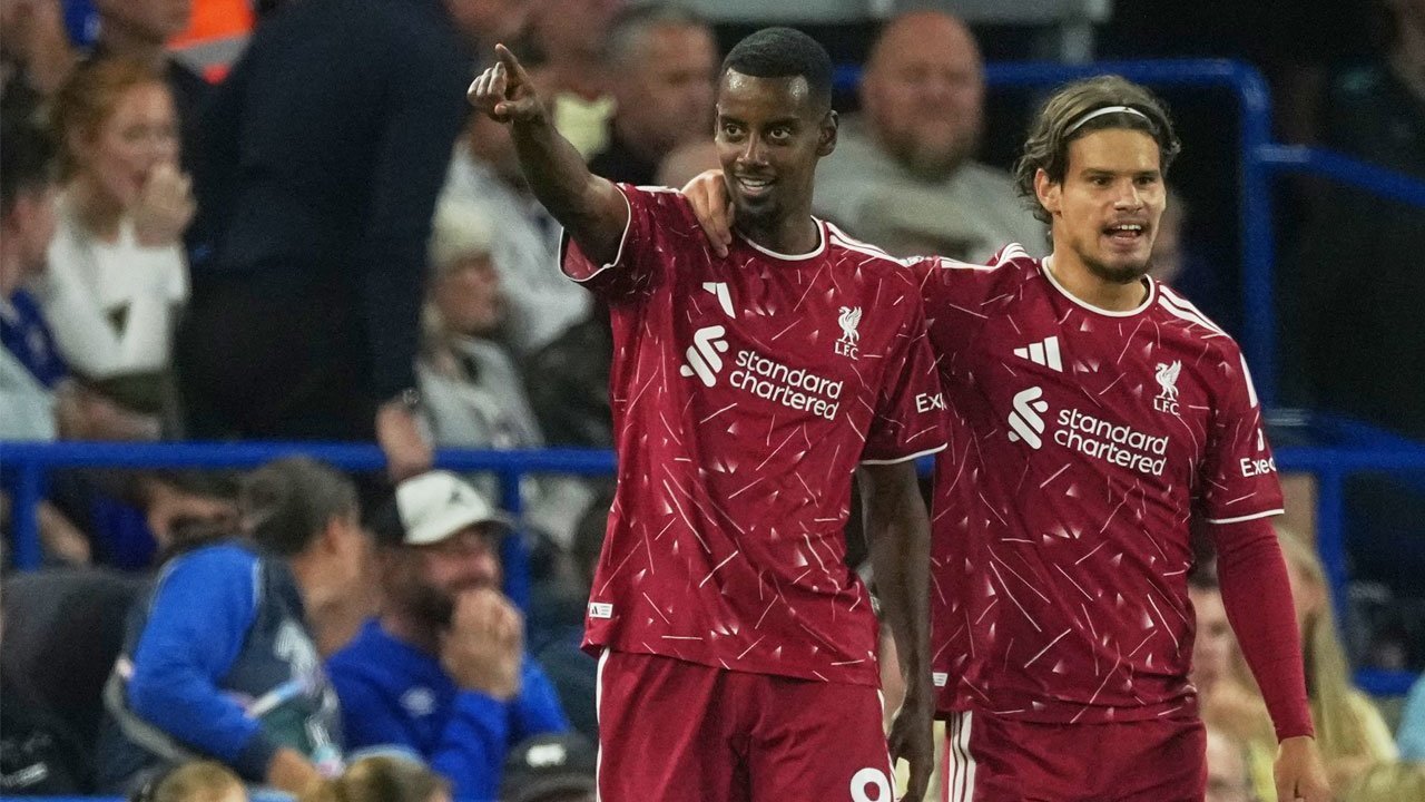Isak Menggila, Liverpool Tekuk Ipswich 2-0 dan Raih Kemenangan Perdana