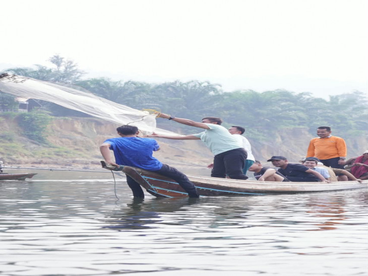 Jala Pertama Langsung Dapat Baung! Bupati Kampar Buka Tradisi Mancokau Ikan di Tanjung Belit