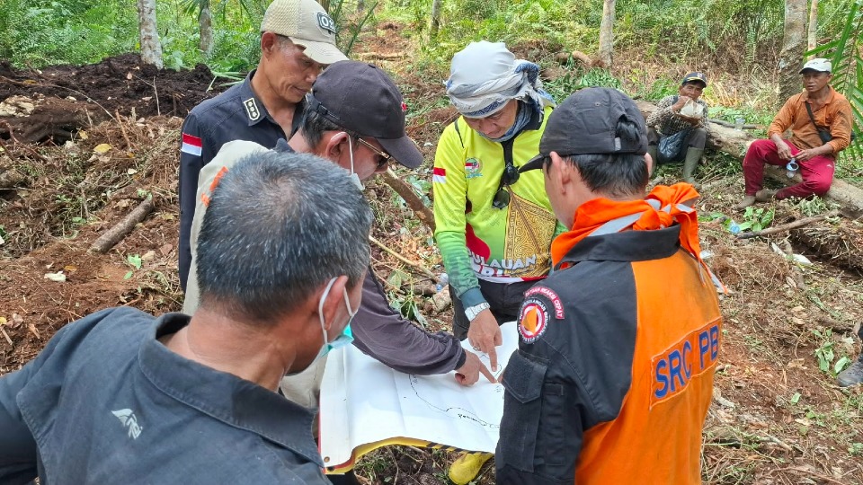 Sekda Meranti Turun ke Lokasi Karhutla Gemalasari, Ikut Bantu Tim Padamkan Api