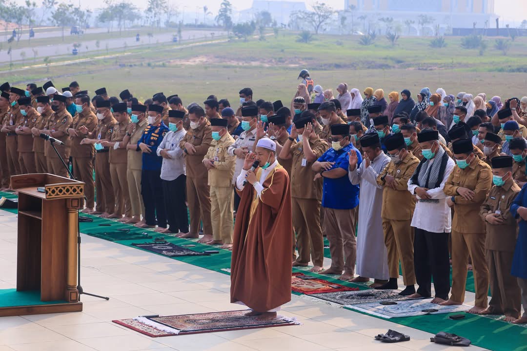 Di Tengah Kabut Asap, Sekdako Pekanbaru Salat Istisqa Bersama Ratusan Pegawai