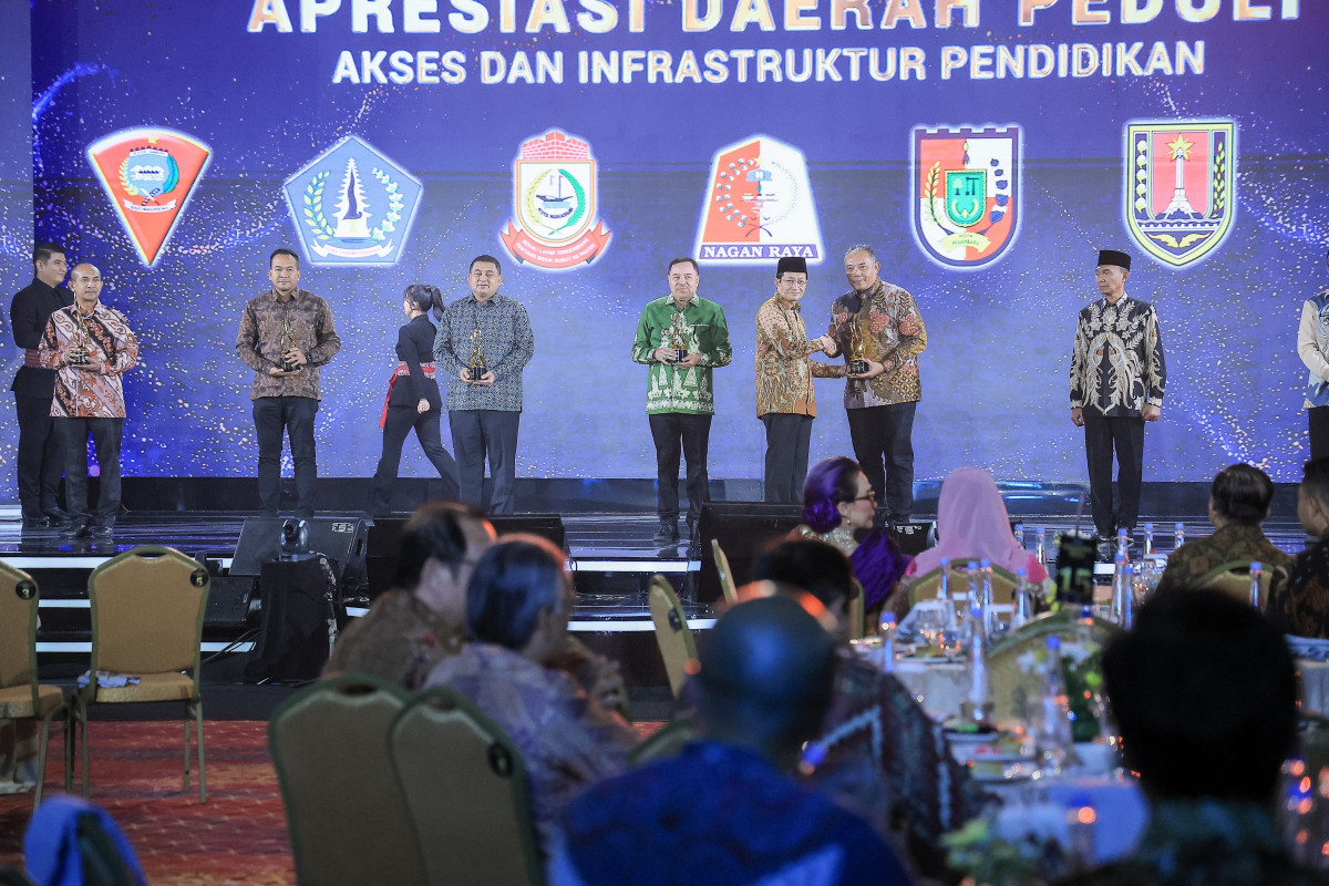 Wali Kota Pekanbaru Agung Nugroho Raih Penghargaan Peduli Akses dan Infrastruktur Pendidikan