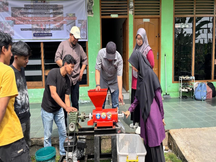 Ubah Limbah Jadi Bernilai, Politeknik Kampar Kenalkan Mesin Crusher untuk UMKM FIOSA