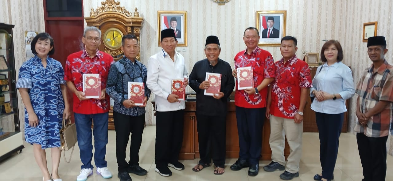 PSMTI Serahkan Alquran Berornamen Tionghoa ke LAMR, Simbol Persaudaraan di Riau