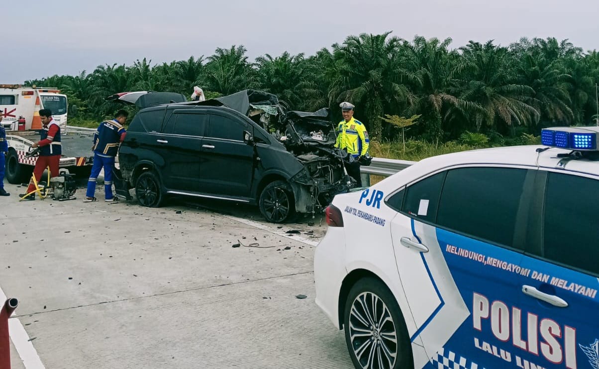Kecelakaan Maut di Tol Bangkinang, Dua Penumpang Innova Tewas Usai Tabrak Truk