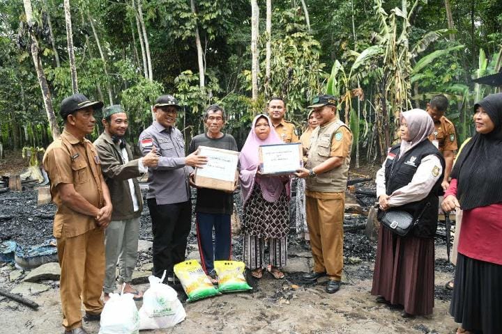 Rumah Warga Deluk Terbakar, Wabup Bengkalis Salurkan Bantuan